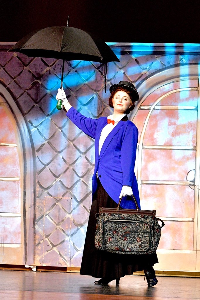 Mary Poppins arriving with umbrella and carpet bag — Mary Poppins